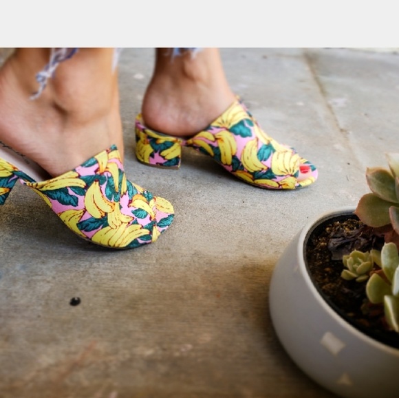 🚨LAST PAIR!!//The Chica//Yellow banana print Mule - Picture 7 of 8